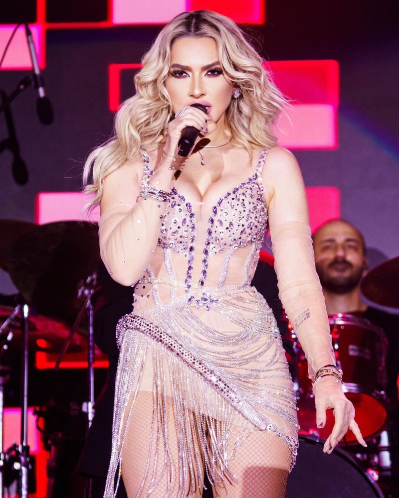 hadise 2023 e merhaba derken verdigi konserde tercih ettigi iddiali kostum ile begeni topladi